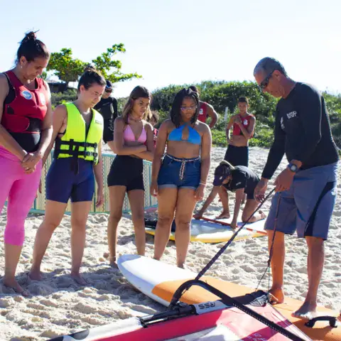Cours d'initiation sur la plage avec un moniteur