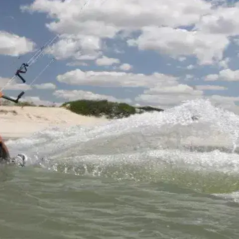 Kitesurfeur sur l'eau plate