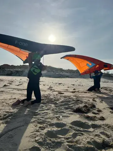 Ailes de wing préparées sur la plage