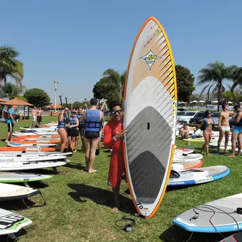 Planches de SUP sur la pelouse au bord du lac