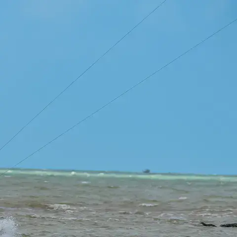 Kiteur sous un kite sur une eau peu profonde