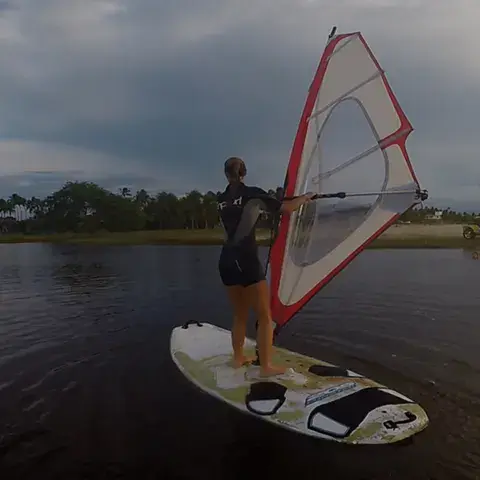 Planchiste de windsurf sur une eau calme