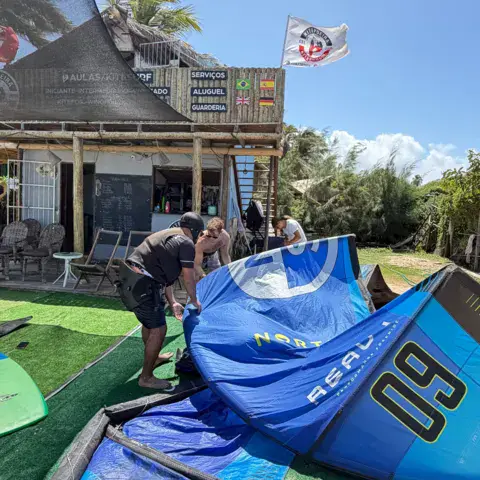 Cabane de l'école et kites déployés sur la pelouse