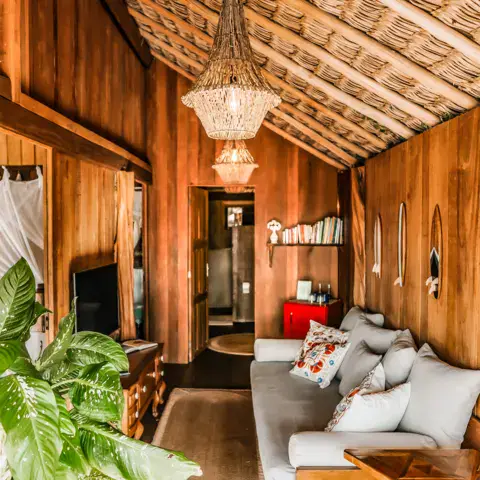 Intérieur en bois d'un bungalow, avec salon