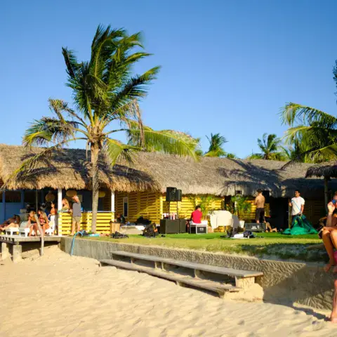 Cabane de plage et sa terrasse sur le sable