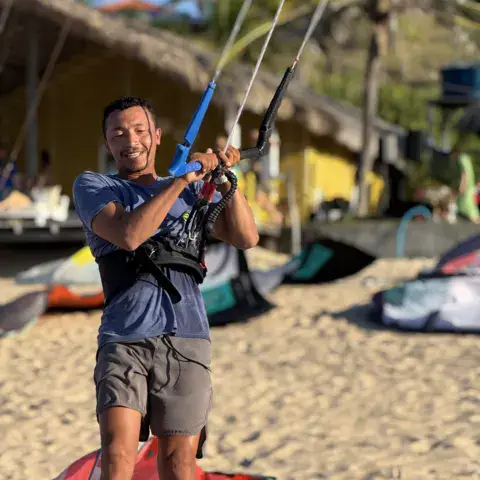 Instructeur avec une barre de kite sur la plage