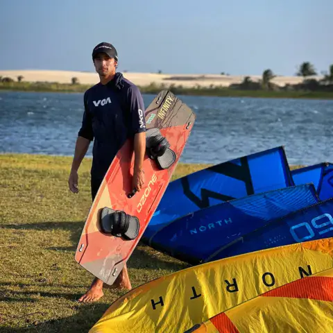 Instructeur avec une planche près d'une lagune