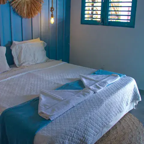 Chambre double avec murs bleus