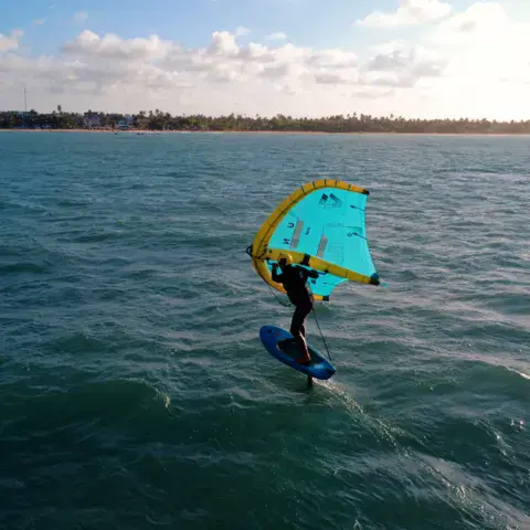 Rider en wing foil dans la baie