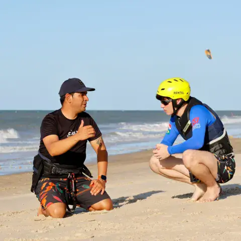Discussion sur la plage avant la session