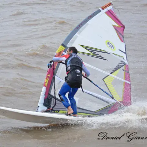 Windsurfeur en navigation sur la lagune