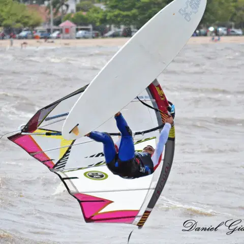 Windsurfeur en manoeuvre sur l'eau agitée