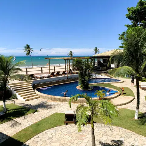Piscine et jardin de l'hôtel face à la mer