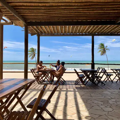 Terrasse du restaurant donnant sur la plage