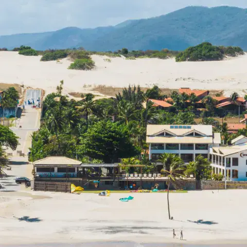 Vue aérienne de l'hôtel en bord de plage et des dunes