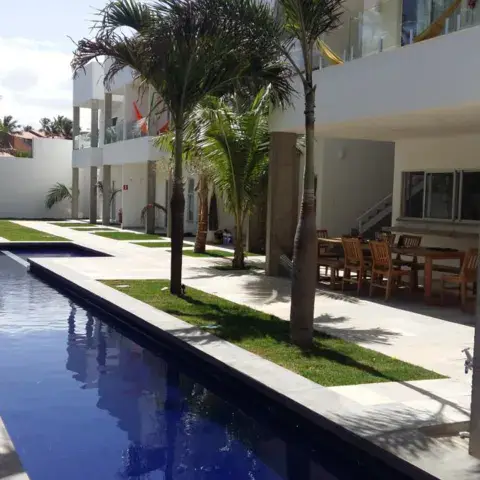 Bassin long et terrasses de l'hôtel