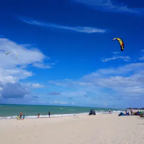 Plage de Cumbuco avec un kite dans le ciel