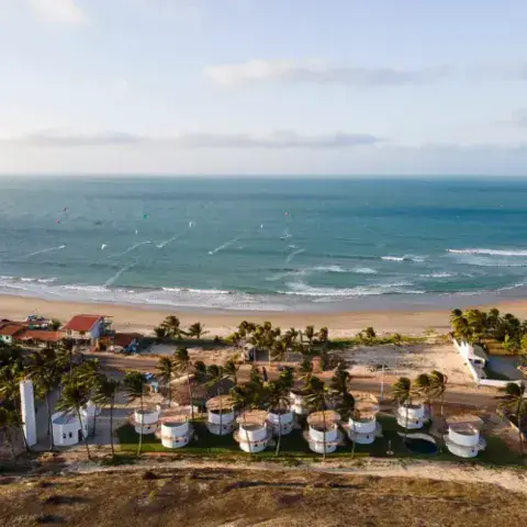 Vue aérienne de l'hôtel face à la mer