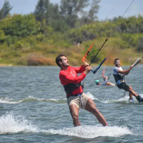 Deux kitesurfeurs sur l'eau plate de la lagune