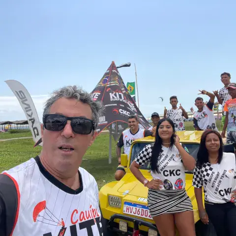 Équipe du club en tenue CKC devant un buggy jaune