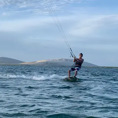 Rider en kitesurf