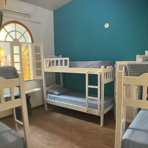 Dortoir avec lits superposés