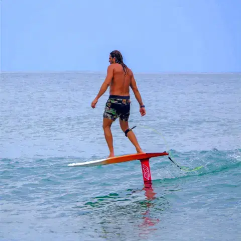 Rider en foil sur une planche
