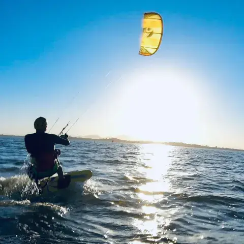 Kitesurfeur à contre-jour sur l'eau