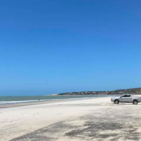 Plage de sable avec un pick-up