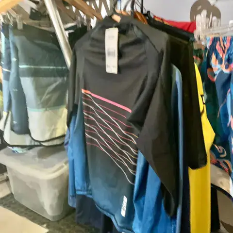 Kites rangés sur le mur de la boutique