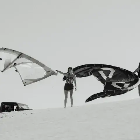 Kites sur une dune