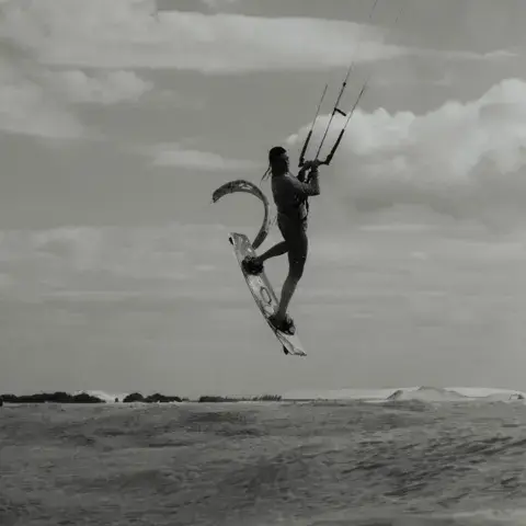 Kitesurfeur en saut, noir et blanc