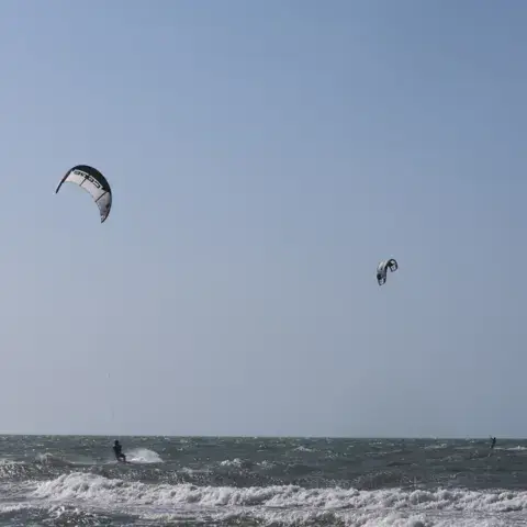Kites au-dessus de la mer