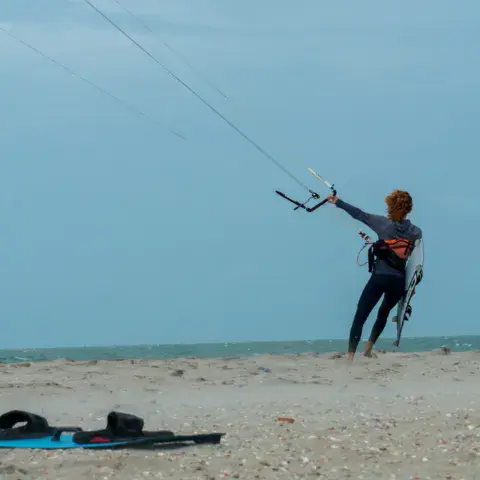 Rider qui décolle sur la plage