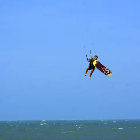 Kitesurfeur en saut au-dessus de la mer