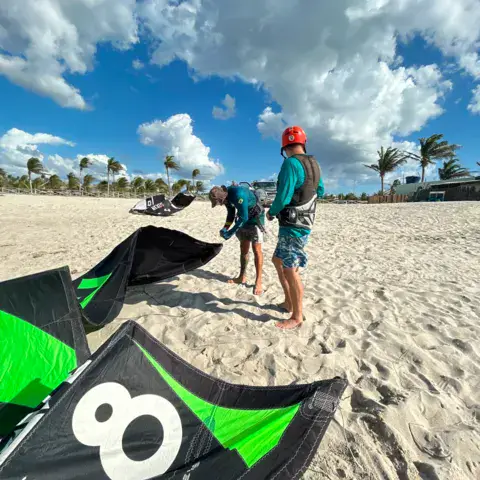 Préparation des kites sur le sable