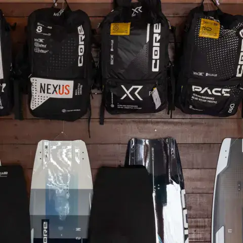 Mur de matériel de kite : sacs de kites et planches
