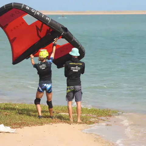 Élèves avec des wings sur la plage