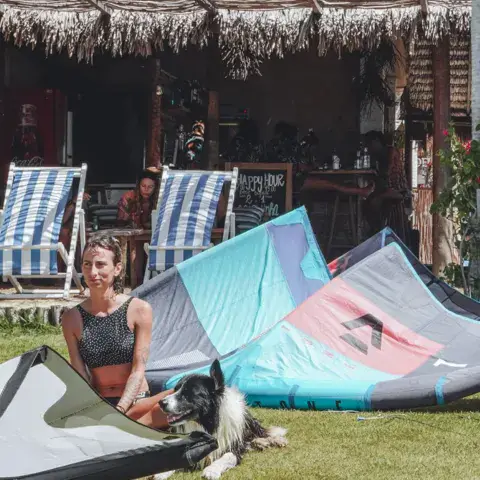Kites sur la pelouse devant la Casa Nomade