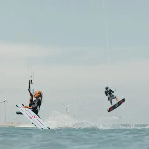 Deux riders en action sur la lagune