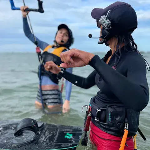 Instructeur et élève dans l'eau avec casque radio
