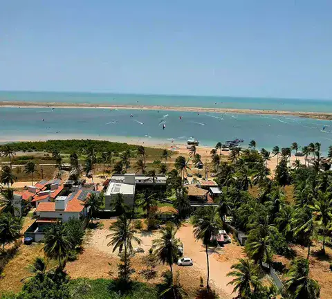 Vue aérienne du village et de la lagune