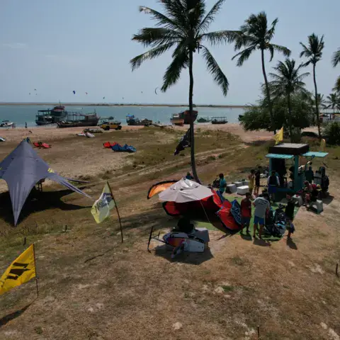 Plage du spot avec équipement posé, vue aérienne