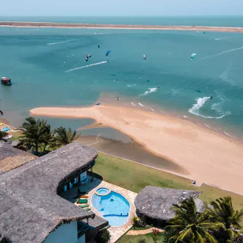Vue aérienne de la pousada, du banc de sable et des kites