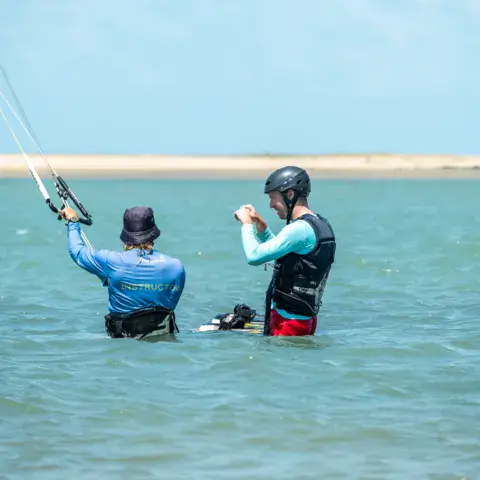 Cours de kitesurf dans l'eau peu profonde