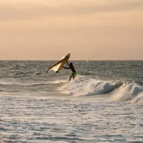 Rider qui passe une vague