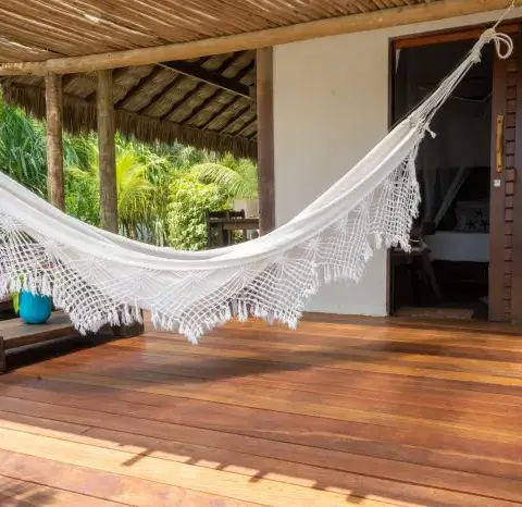 Terrasse d'un bungalow avec hamac