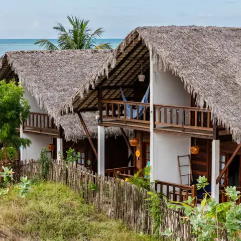 Chalets en bois au toit de paille