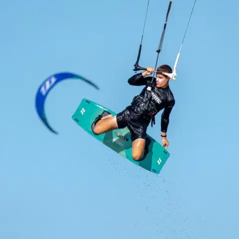 Kitesurfeur en saut