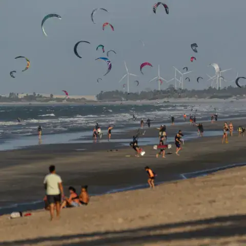 Plage de Preá avec de nombreux kites en vol